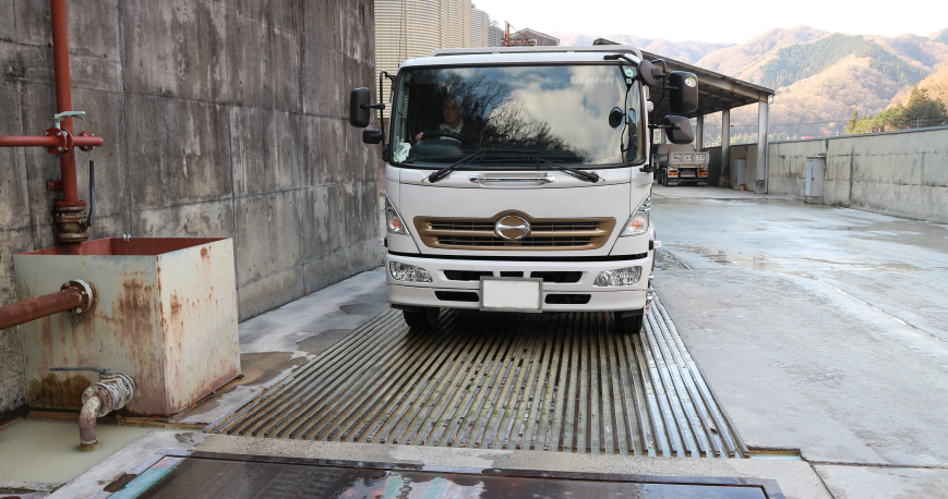 場内出発前のタイヤ洗浄をしている様子